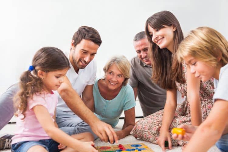 Brettspiele fuer 6 Personen familie freunde kinder vergleich Brettspiele fuer 6 Personen familie freunde kinder vergleich