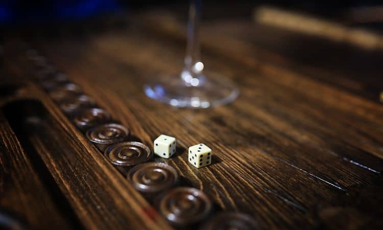 Wuerfelspiel Holz klassik alt